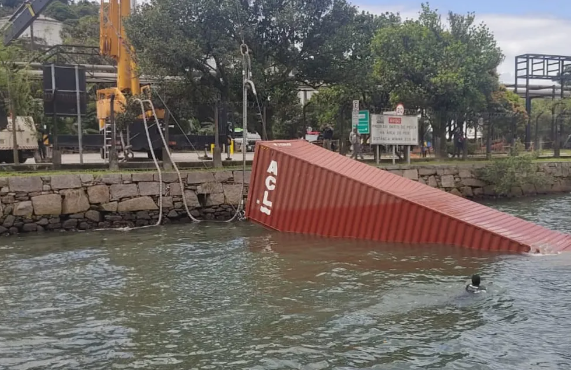 Contêiner que ficou submerso no Porto de Santos é retirado da água