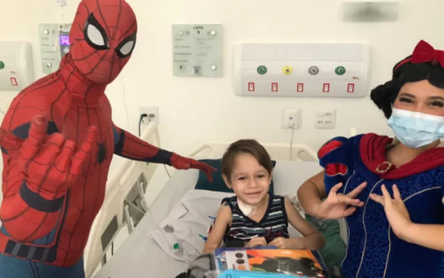 O pequeno Noah pede ajuda para tratamento em Santos contra a leucemia