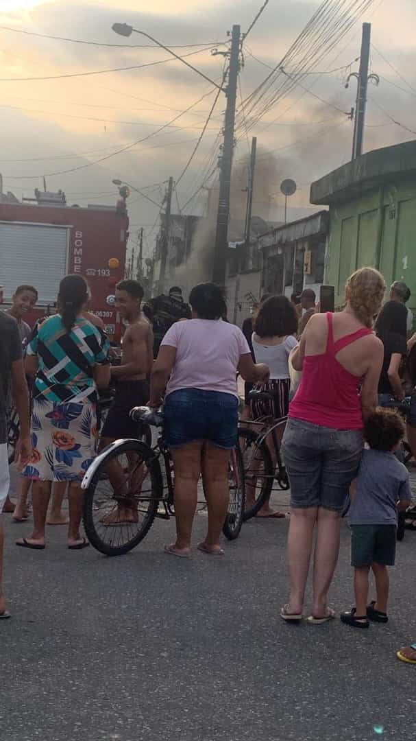 Imóvel pega fogo na Área Continental de São Vicente