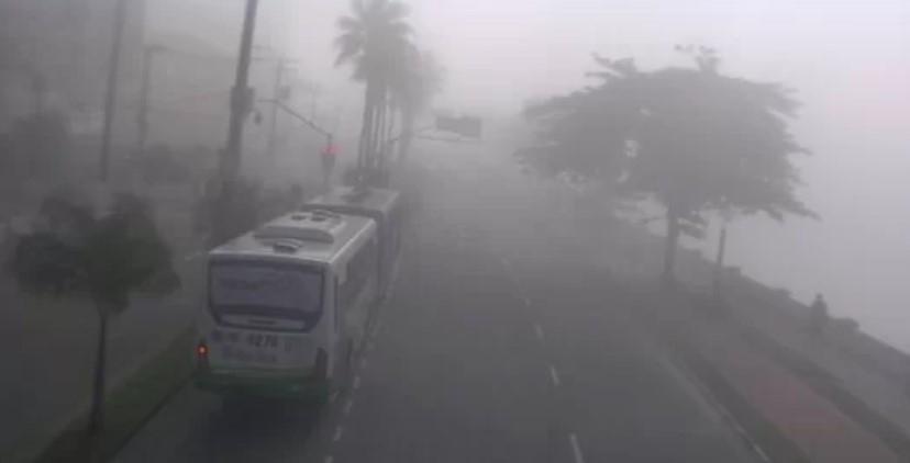 Cadê a cidade? Neblina “esconde” Santos e gera impactos na mobilidade