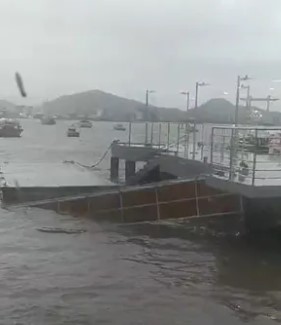 A ponte quebrou em Santos graças à ressaca…e é verdade