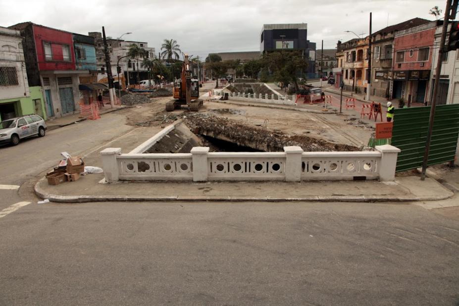 De olho no trânsito: Pontilhão de canal de Santos passa por obras