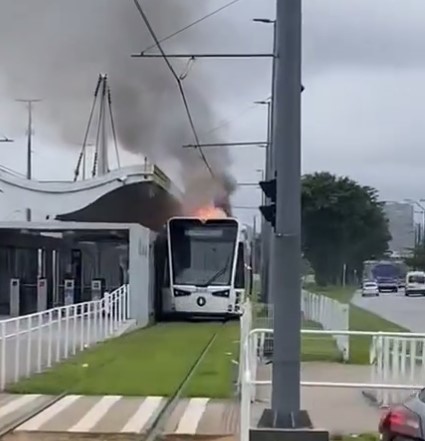 VLT pega fogo na frente de estação em São Vicente