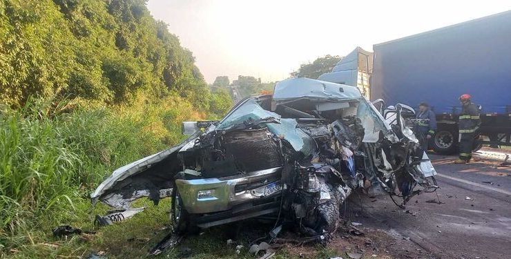 Acidente entre caminhonete e caminhão provoca a morte de um jovem de 32 anos