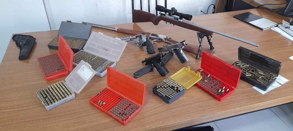 Comerciante é preso com arsenal em Araçatuba.