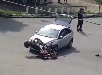 Carro e moto batem em cruzamento de avenidas de São Vicente