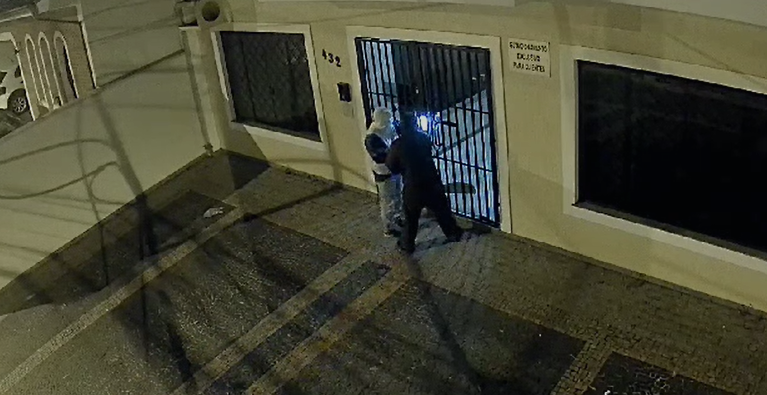 Câmeras registram furto de escritório em Campinas