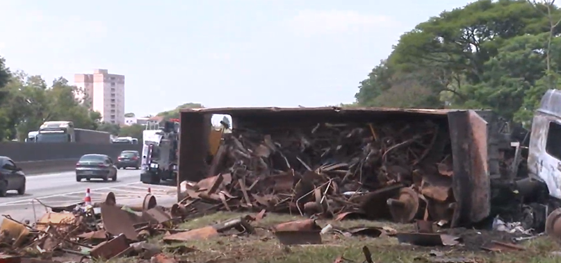 Caminhão pega fogo na Via Dutra, em Taubaté