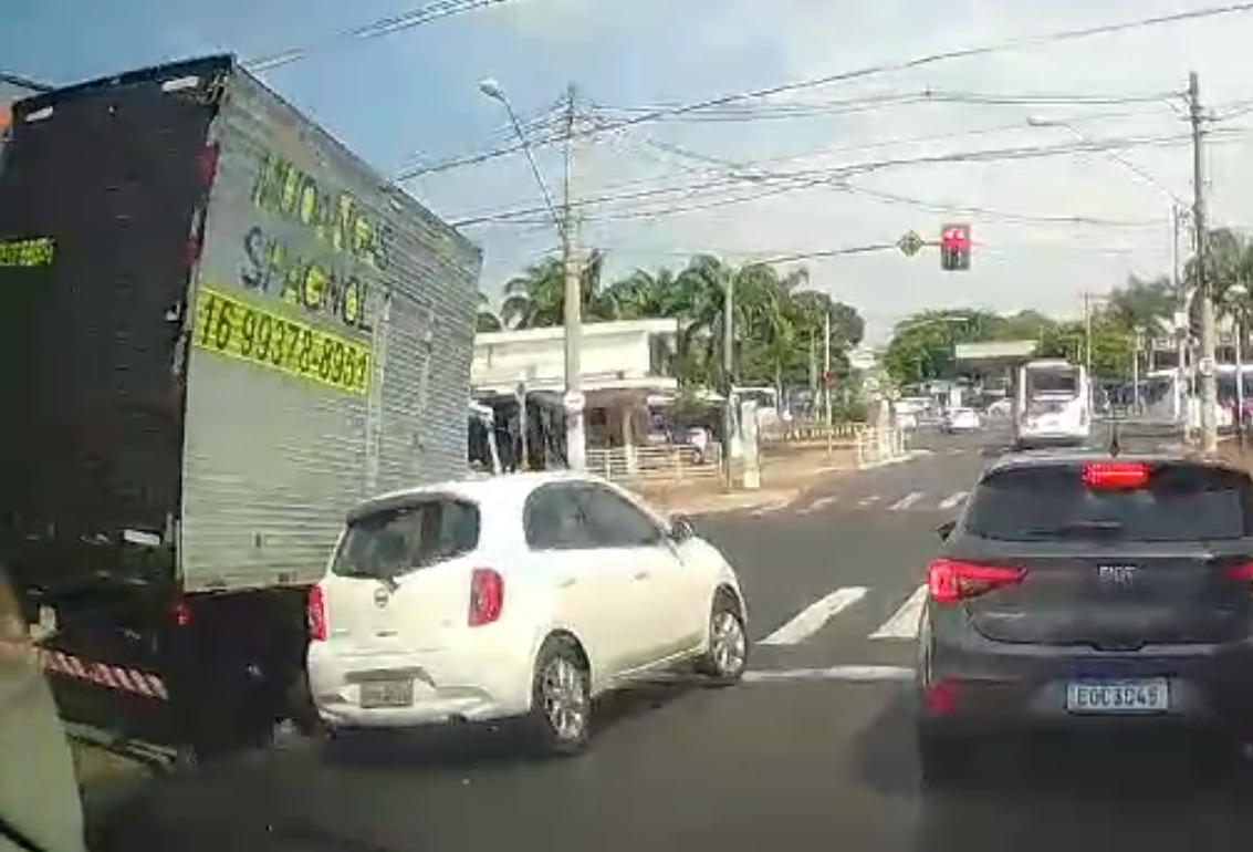 Caminhão sem freio quase atropela idosa no centro de Ribeirão. Veja as imagens impressionantes