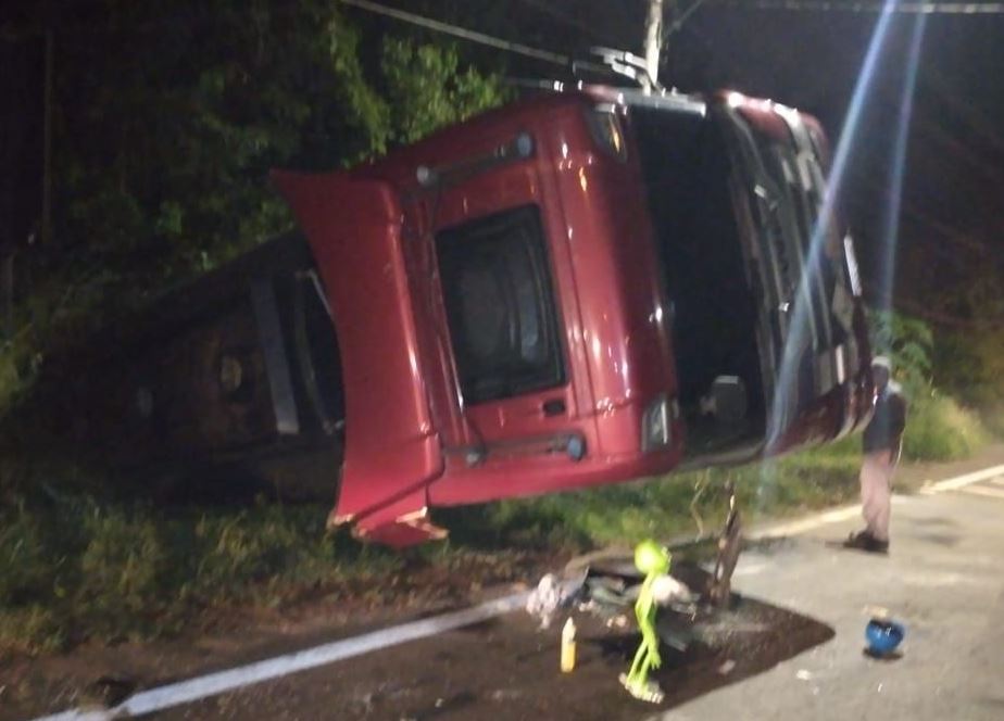 Caminhoneiro tomba caminhão e é preso por embriaguez Caminhoneiro tomba caminhão e é preso por embriaguez