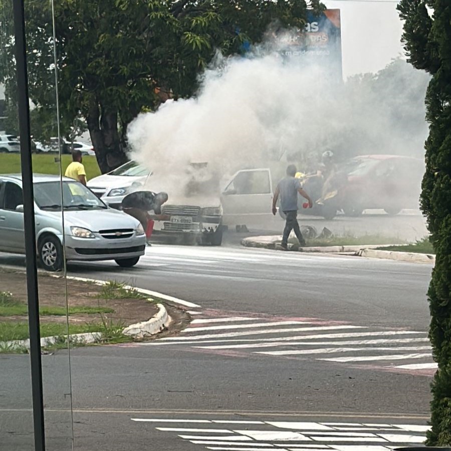 Carro pega fogo em frente a hospital de Americana