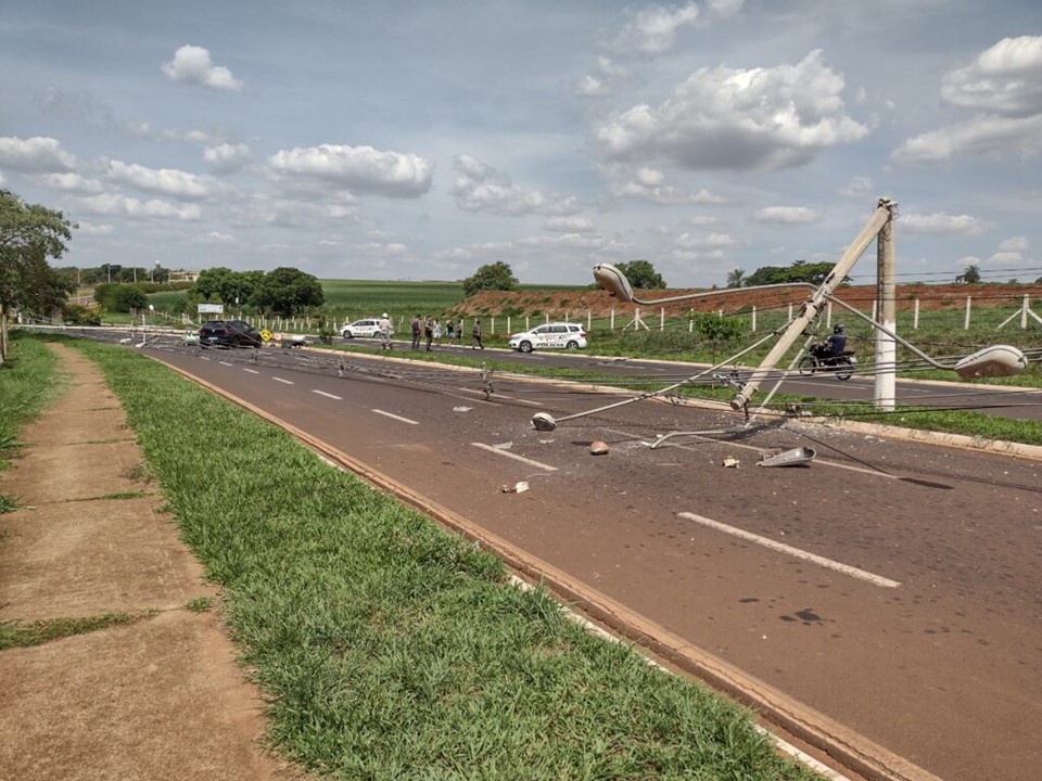 Motorista perde o controle e derruba três postes de energia
