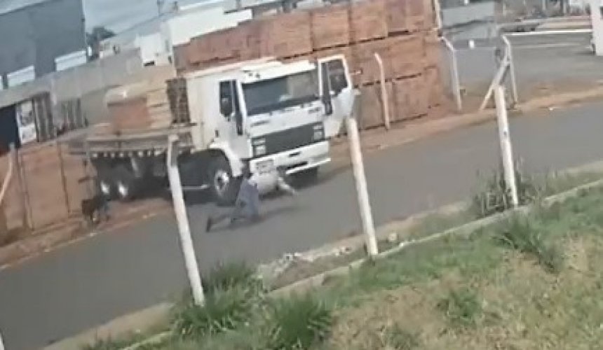 Homem sofre múltiplas fraturas ao ser atropelado pelo próprio caminhão