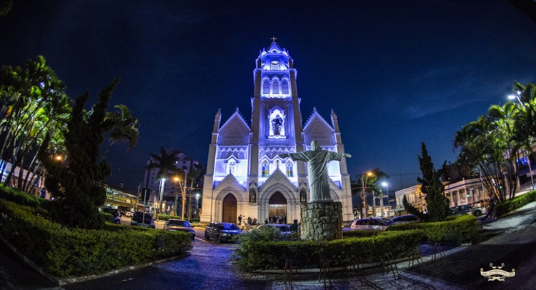 Padre descobre que vai ser pai e pede dispensa das obrigações clericais