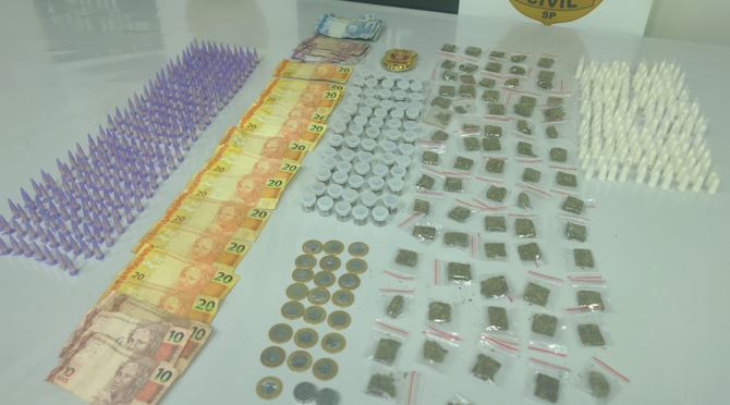 Dupla é presa em casa do tráfico no Jardim Itatinga