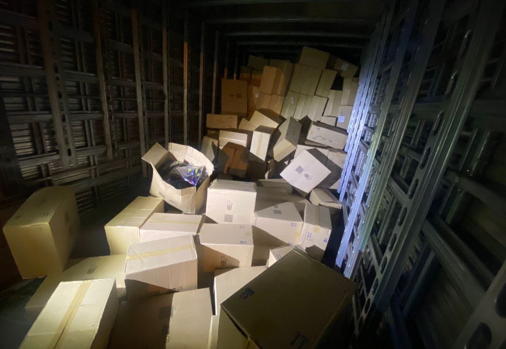 Dupla é presa na região com carga de cigarros roubada em Goiânia Dupla é presa na região com carga de cigarros roubada em Goiânia