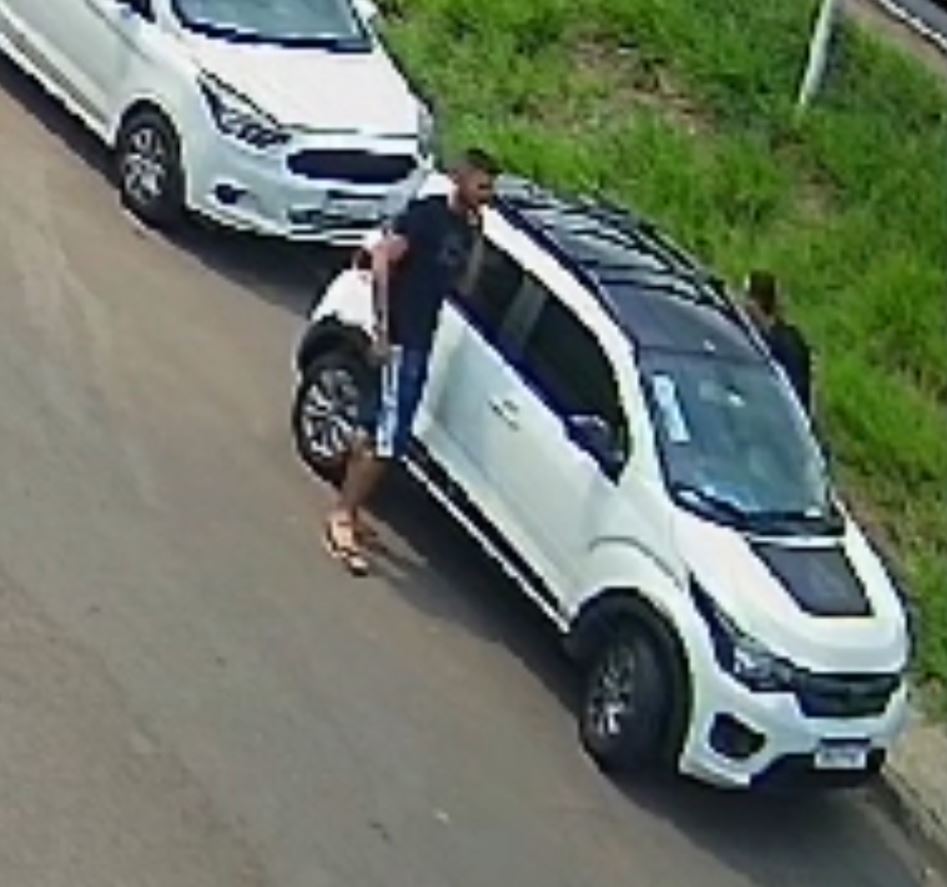 Flagrante: dupla furta carro estacionado em rua de Campinas