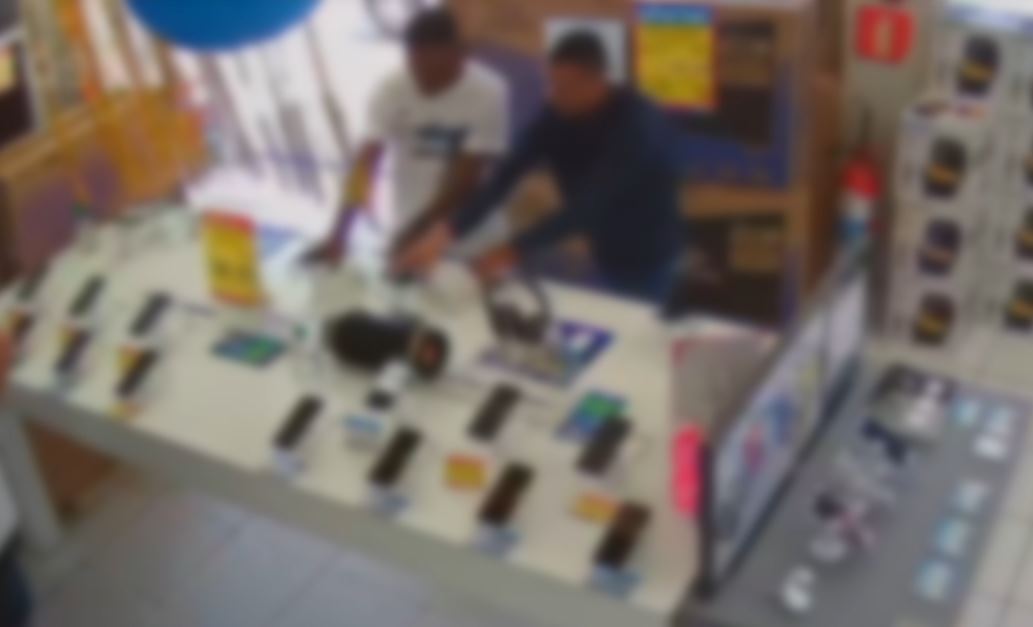 Dupla furta celulares em loja de departamentos no centro de Pedreira