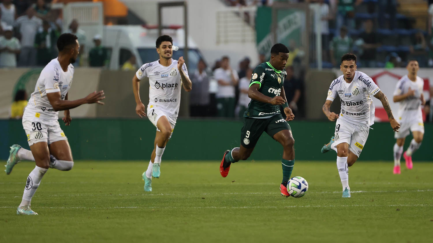 Santos vence Palmeiras de virada e sai da zona de rebaixamento