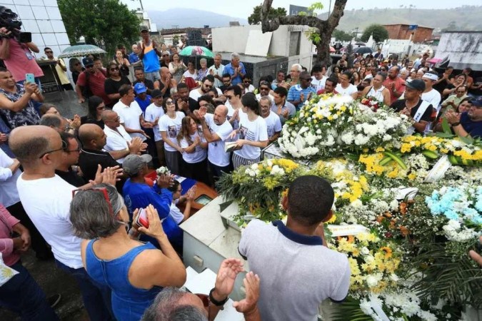 Médicos assassinados em quiosque no RJ são enterrados em São Paulo e na Bahia