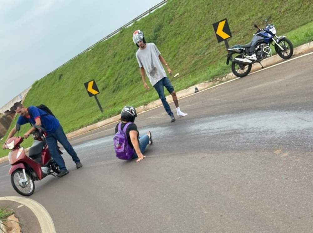 Óleo em rodovia provoca queda de motociclistas em Araçatuba