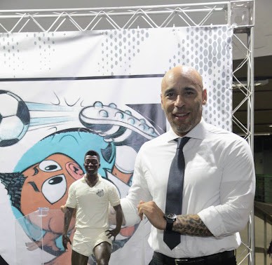 Pelé é homenageado com estátua em convenção de quadrinhos de Santos