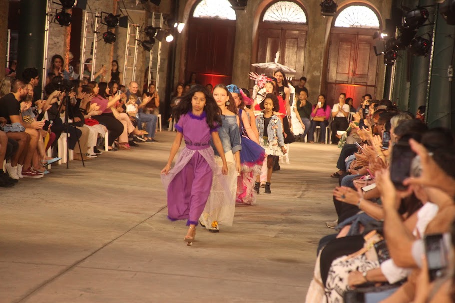 Moda e solidariedade “desfilam juntas” em evento beneficente no Centro de Santos