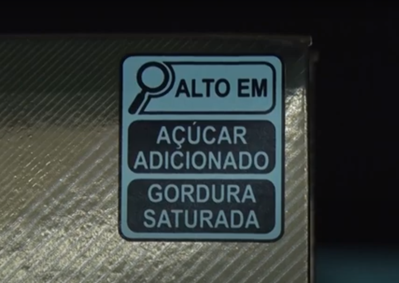 Lupa no rótulo: Entra em vigor nova ordem da Anvisa para produtos com alto índice de açúcar e gordura