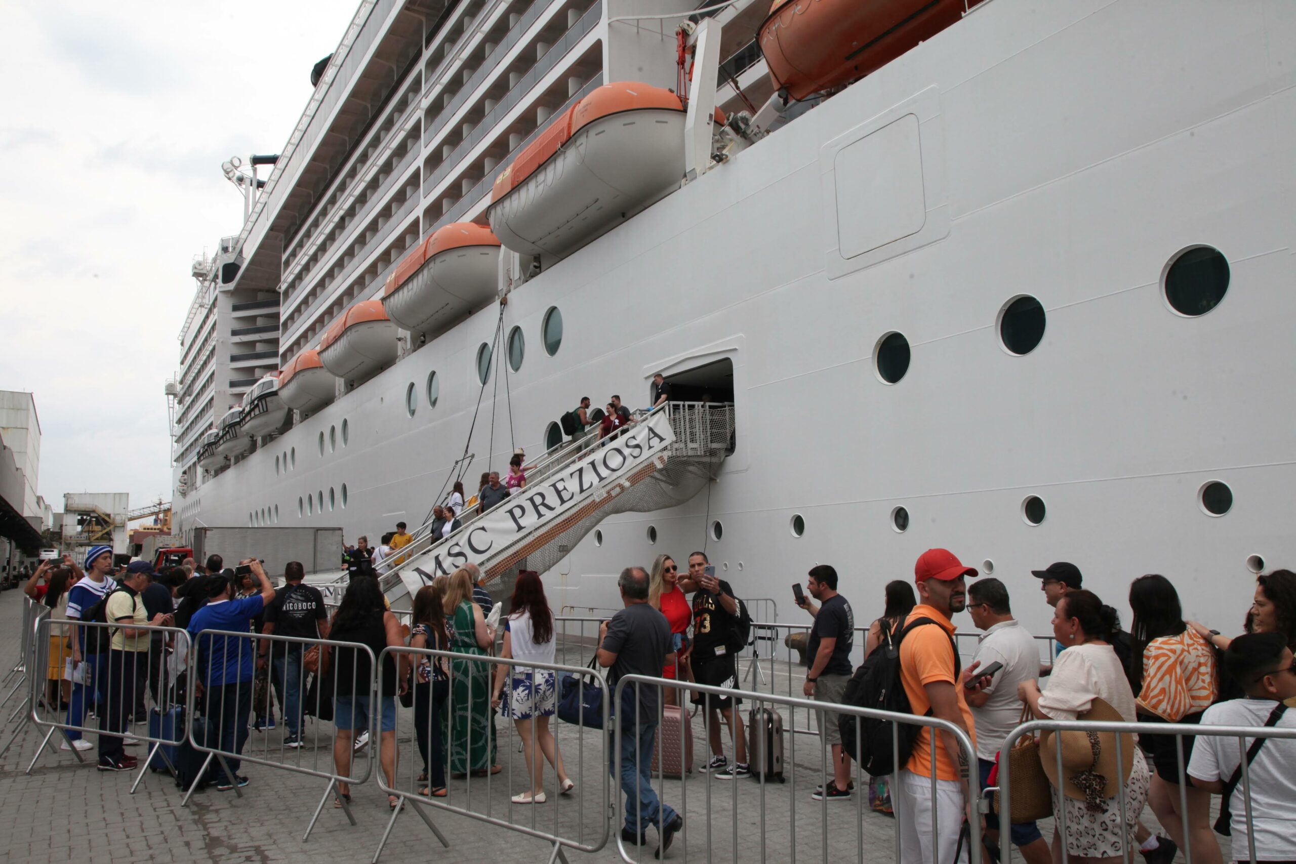 Mais de seis mil passageiros abrem a temporada de cruzeiros de Santos