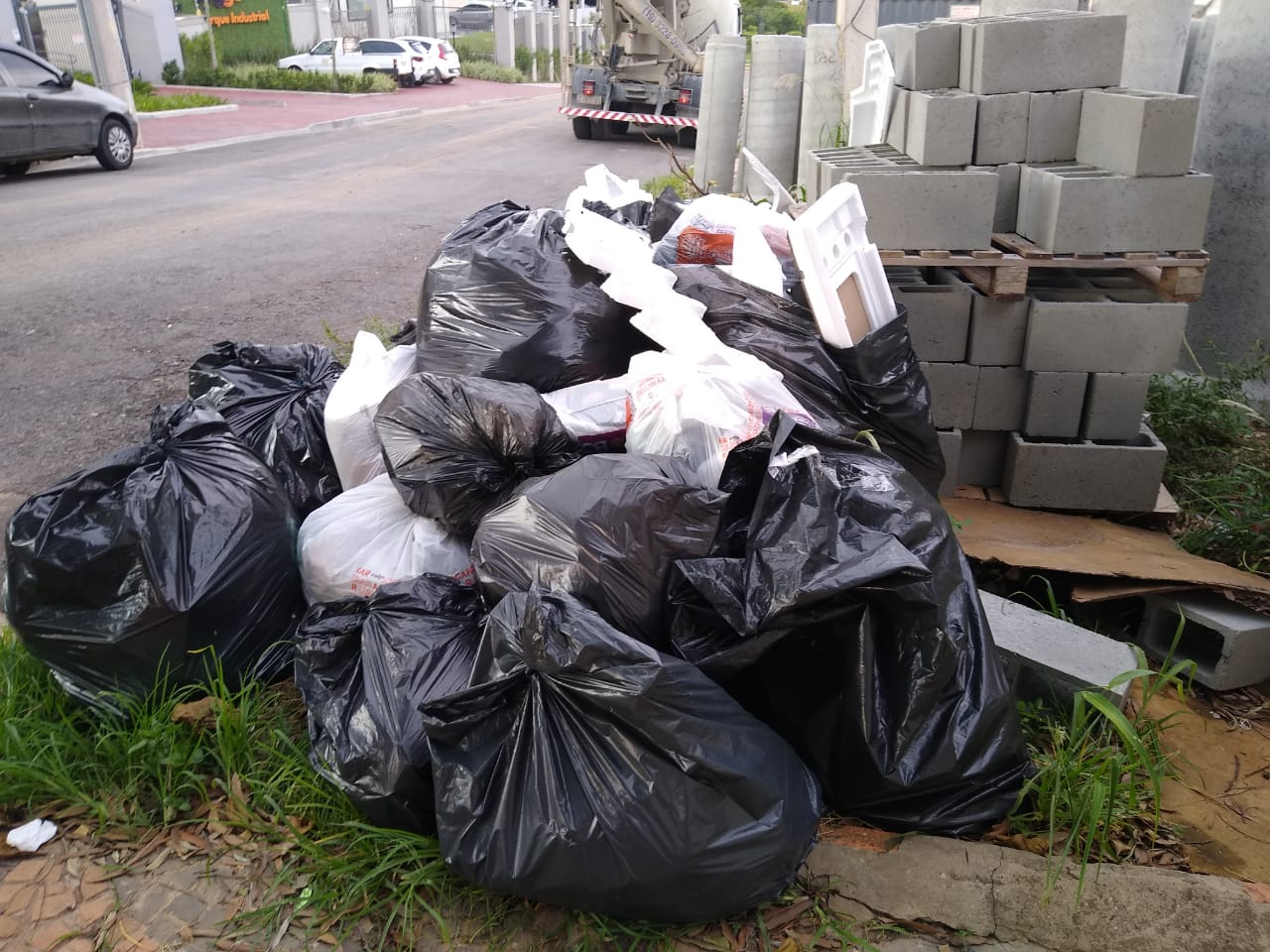 Moradora denuncia descarte irregular de materiais de obra em calçada