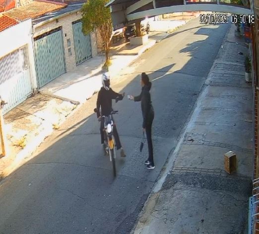 Flagrante: motociclista assalta mulher em rua de Campinas