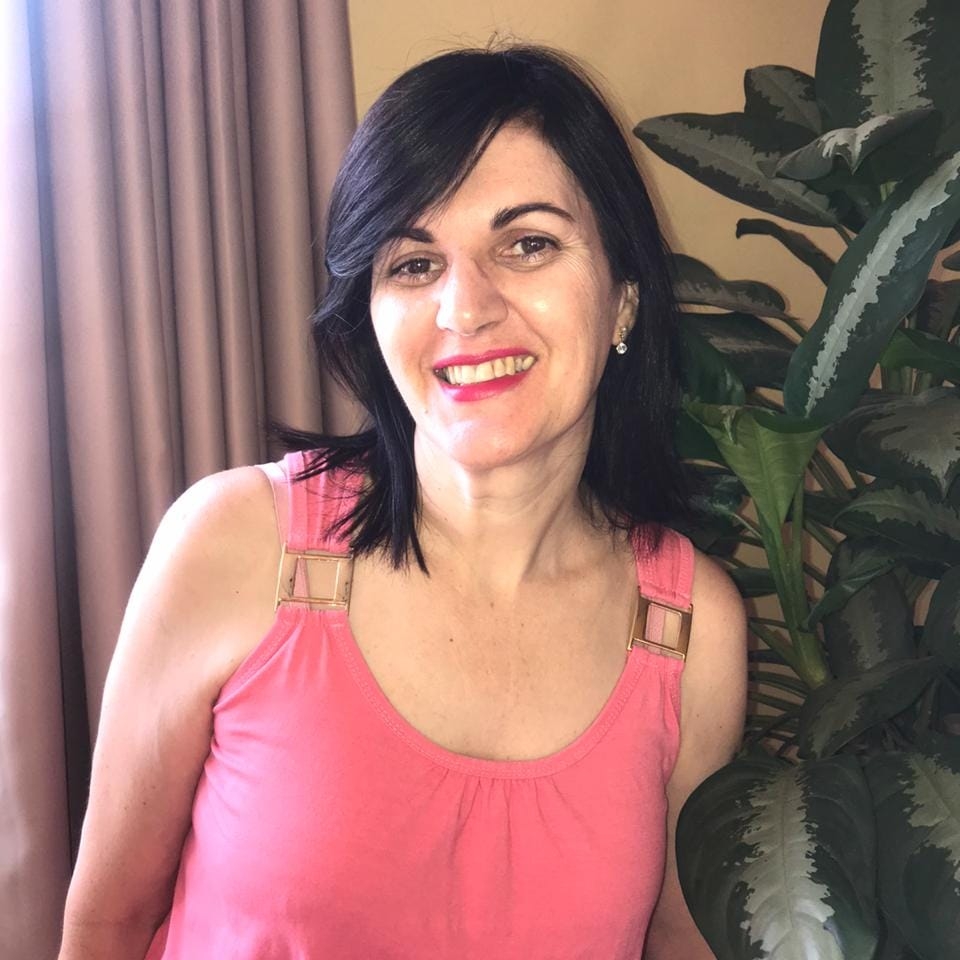 Mulher encontrada morta dentro de casa é sepultada