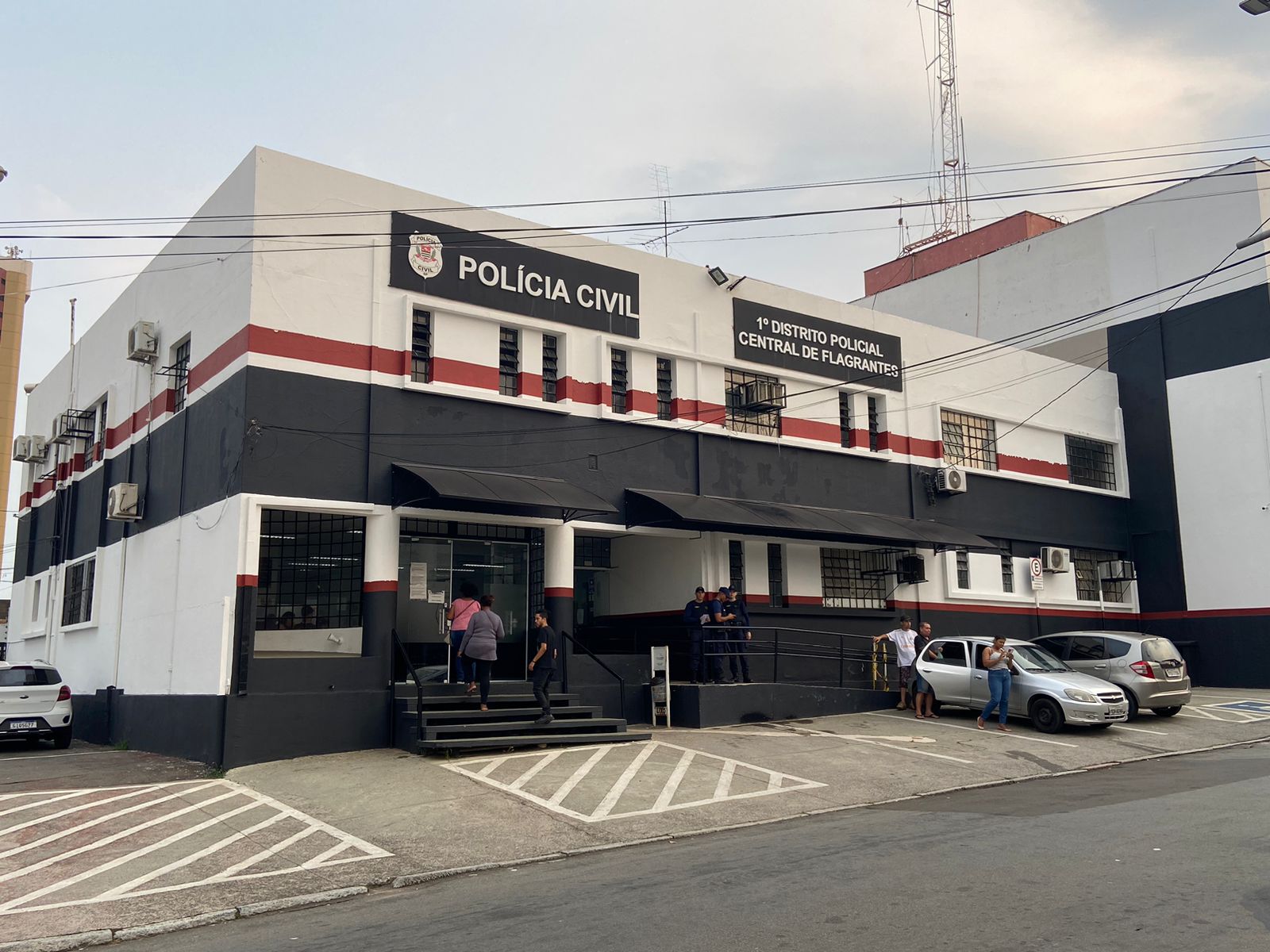 Mulher tenta roubar criança do colo da própria mãe em Campinas