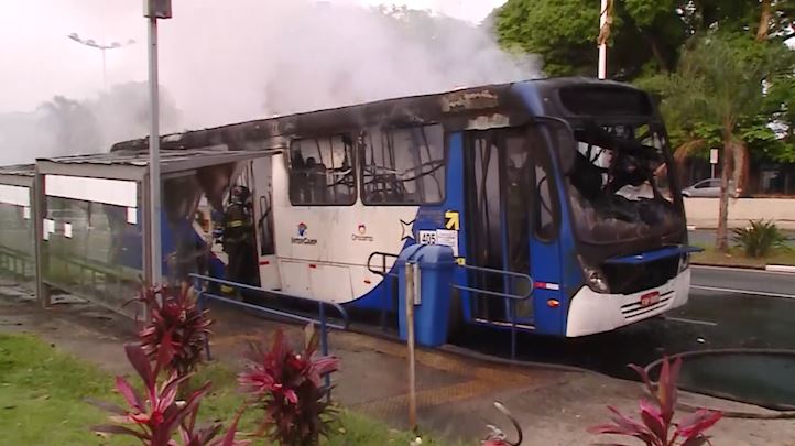 Ônibus com passageiros pega fogo em Campinas