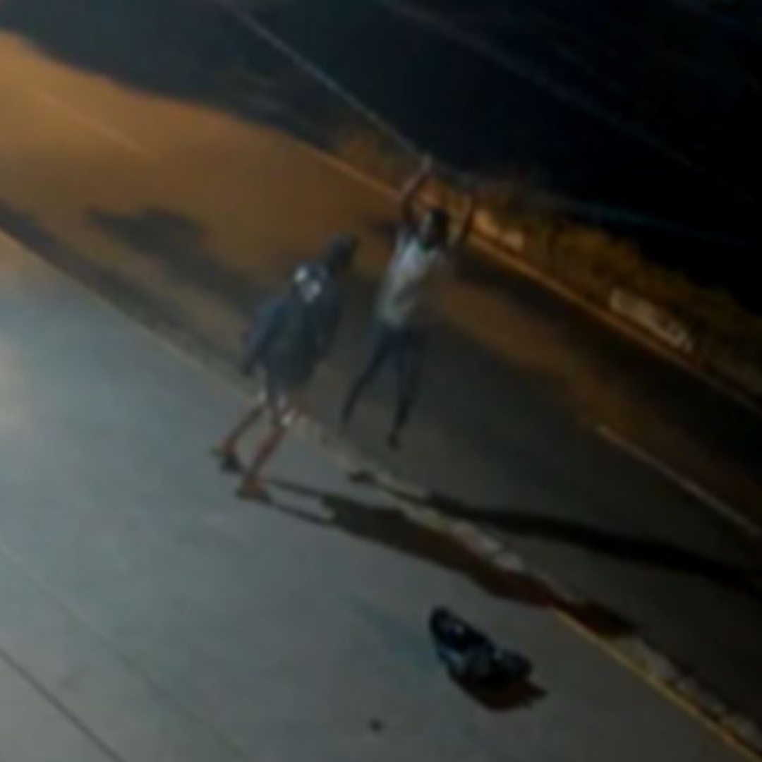 Dupla furta fios de rede telefônica em postes de iluminação em Campinas