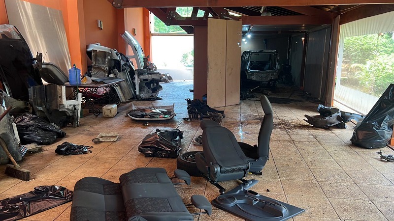 Polícia descobre sala antirruído em desmanche ilegal