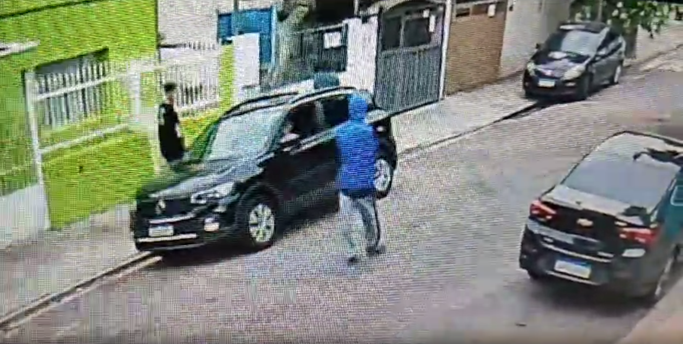 Quadrilha tenta roubar professora e faz morador refém; veja vídeo