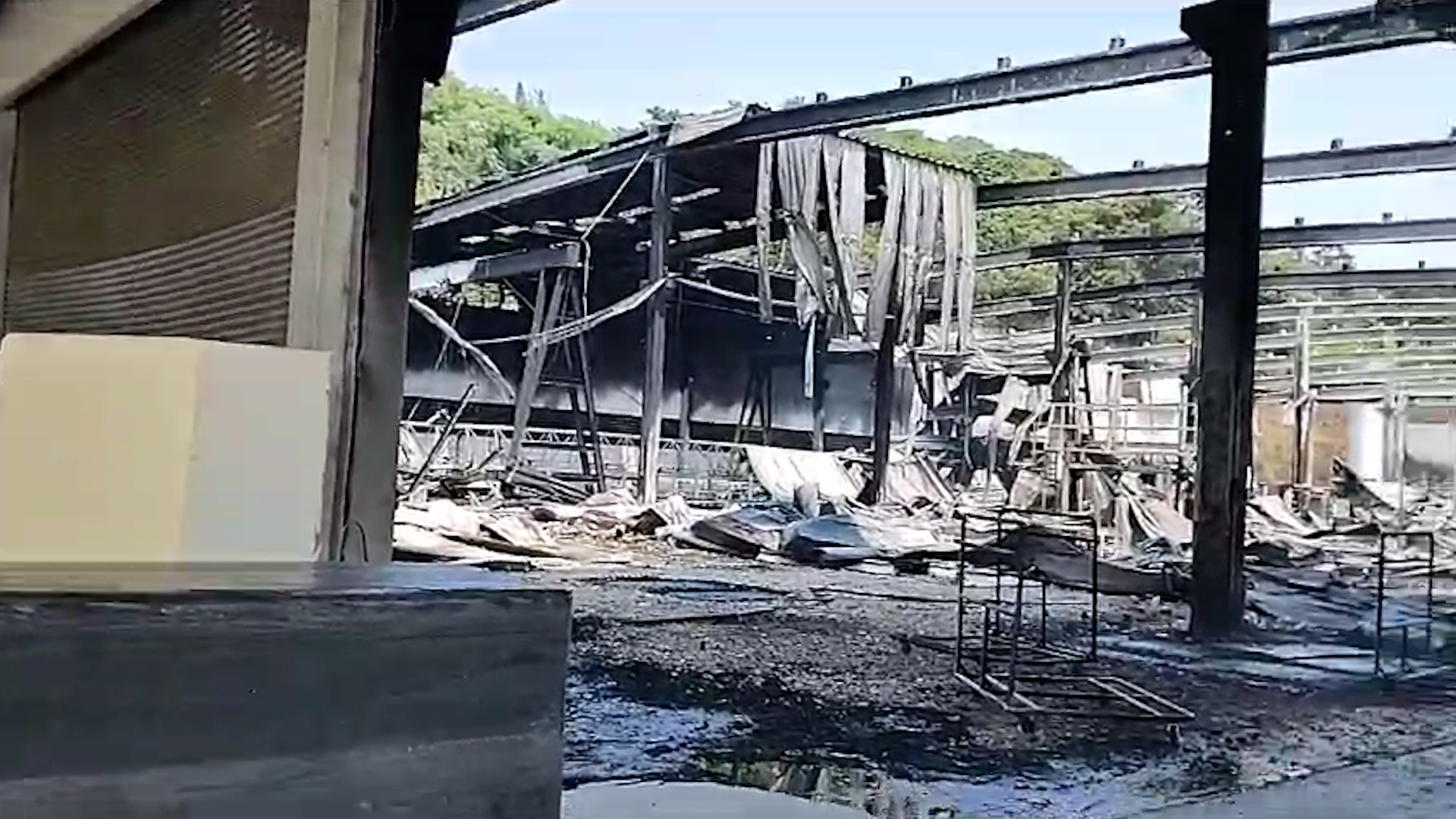 Incêndio destrói fábrica de espuma em Atibaia