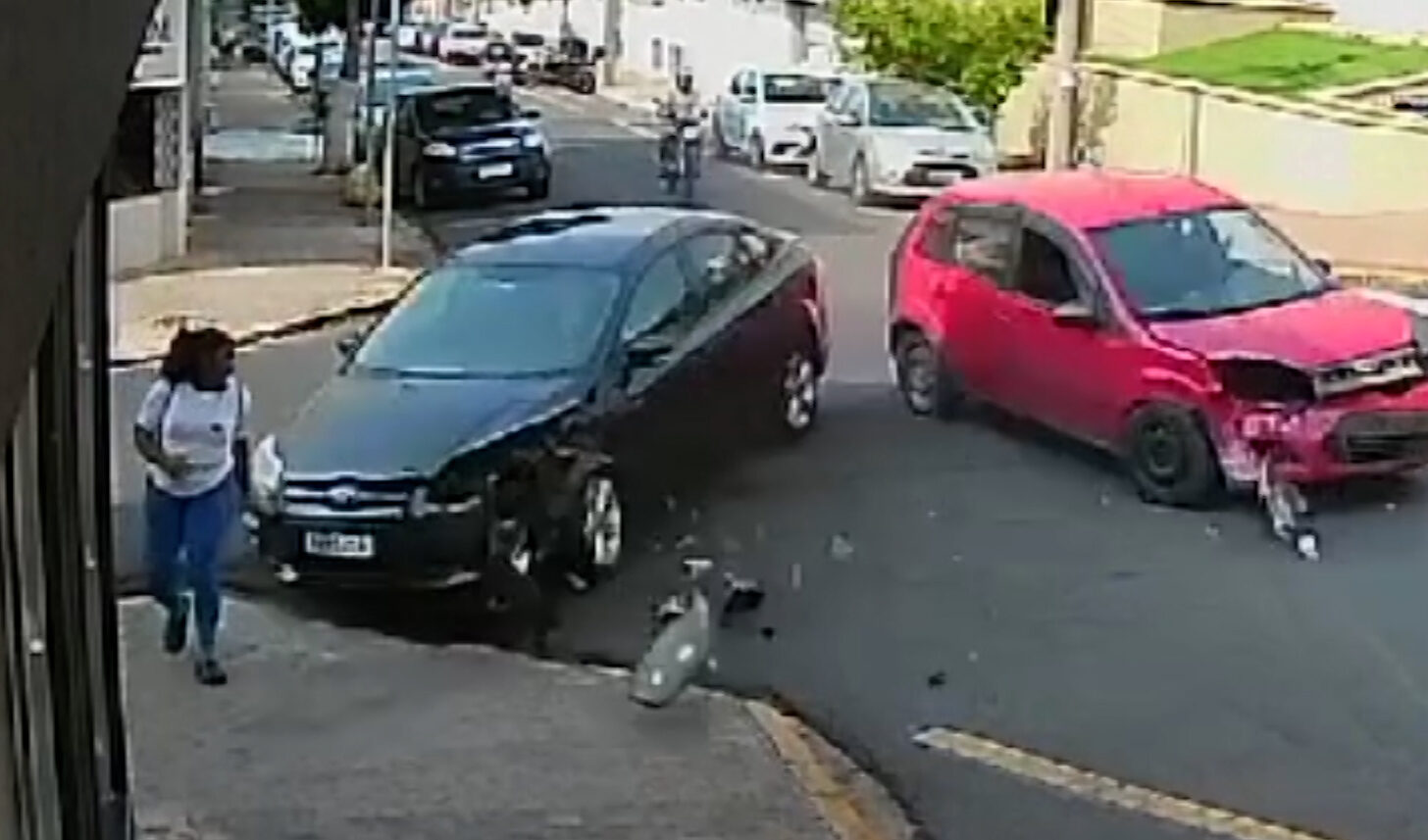 Imprudência termina em acidente com mulher atropelada; veja vídeo