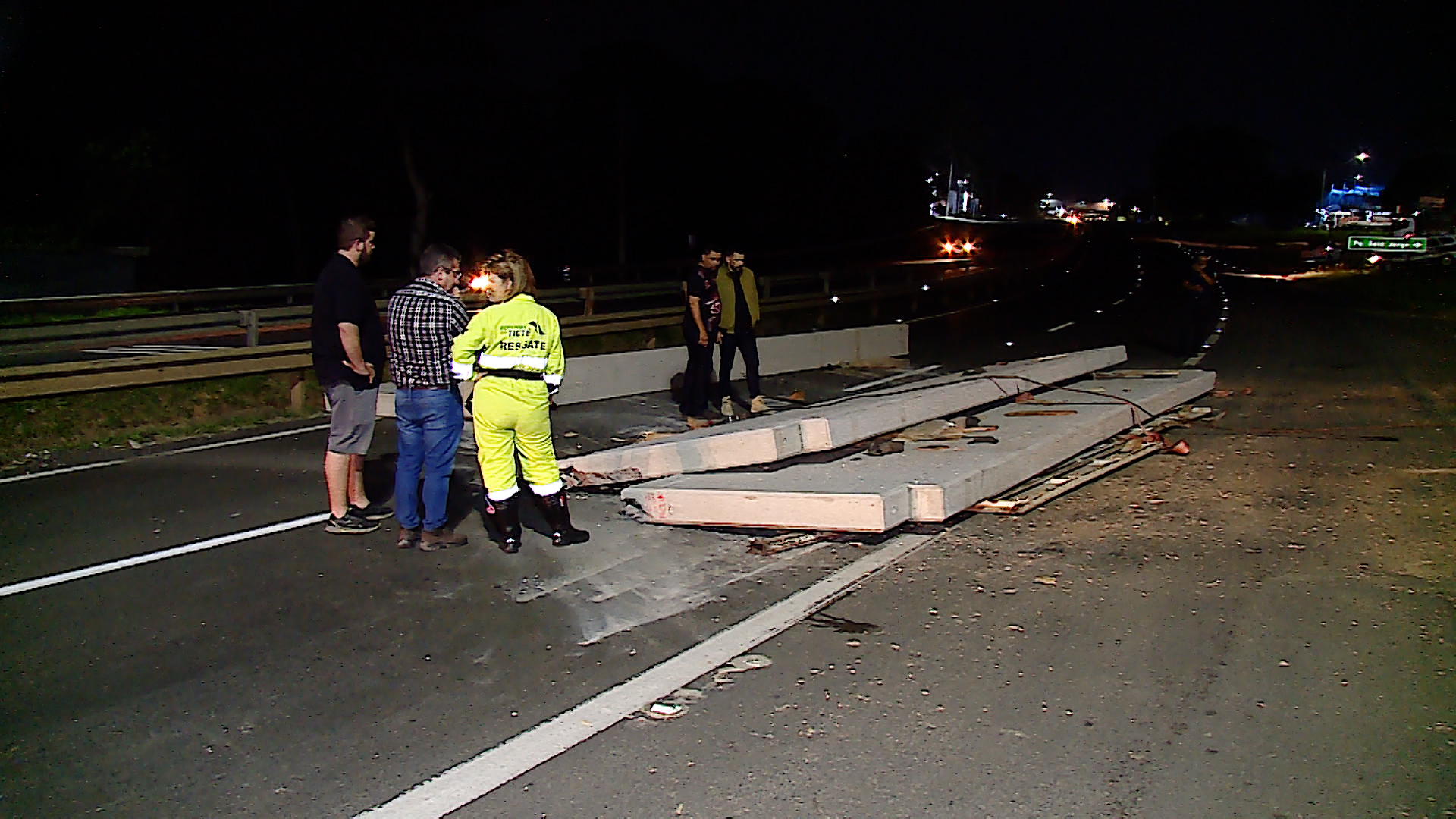 Caminhão tem parte da carga tombada na SP-101