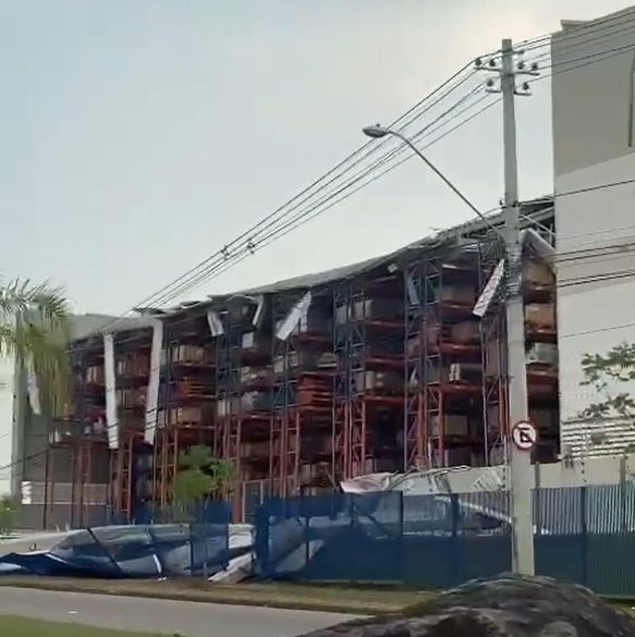 Vendaval faz parede de empresa desabar em Jundiaí