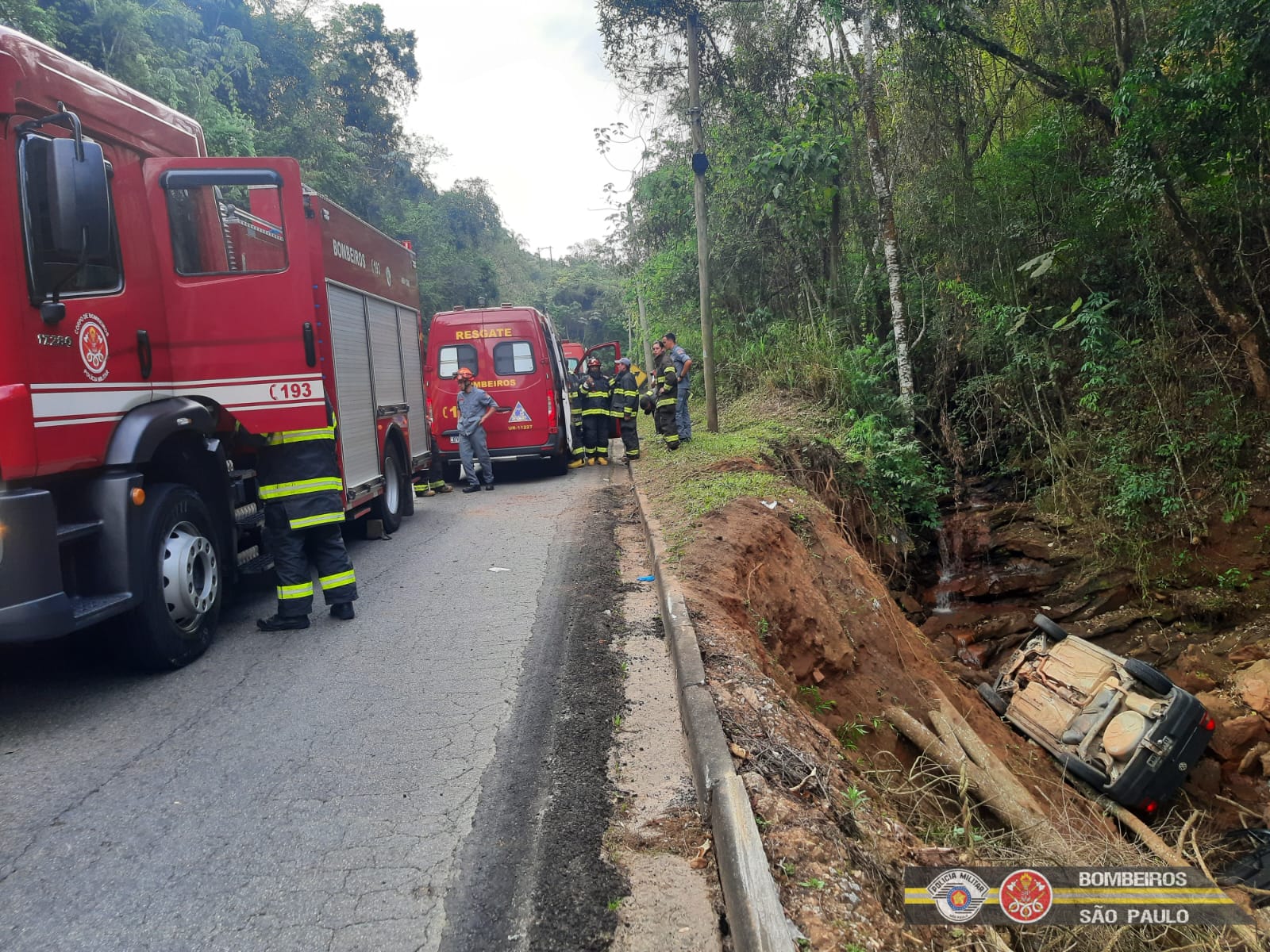 Carro capota e caia dentro de córrego em Taubaté