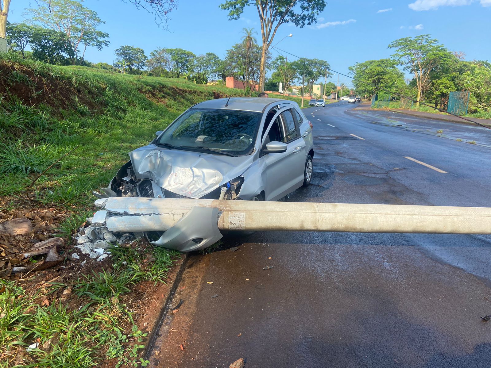 Carro atinge poste e motorista de 30 anos fica preso nas ferragens