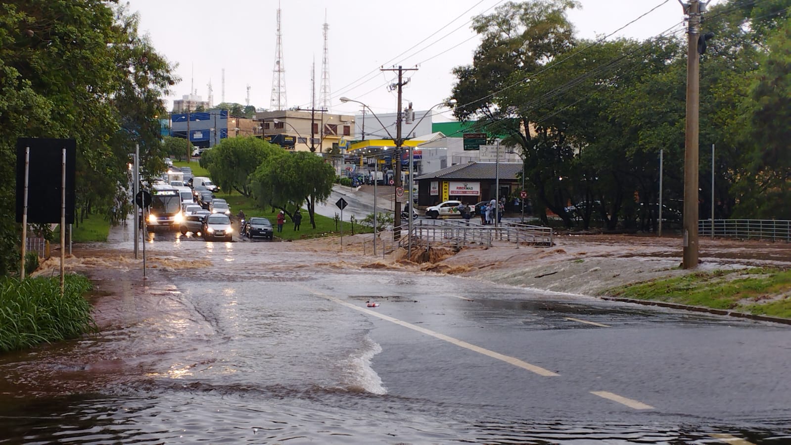 Chuva causa transtorno em bairros de Ribeirão Preto; veja fotos e vídeos