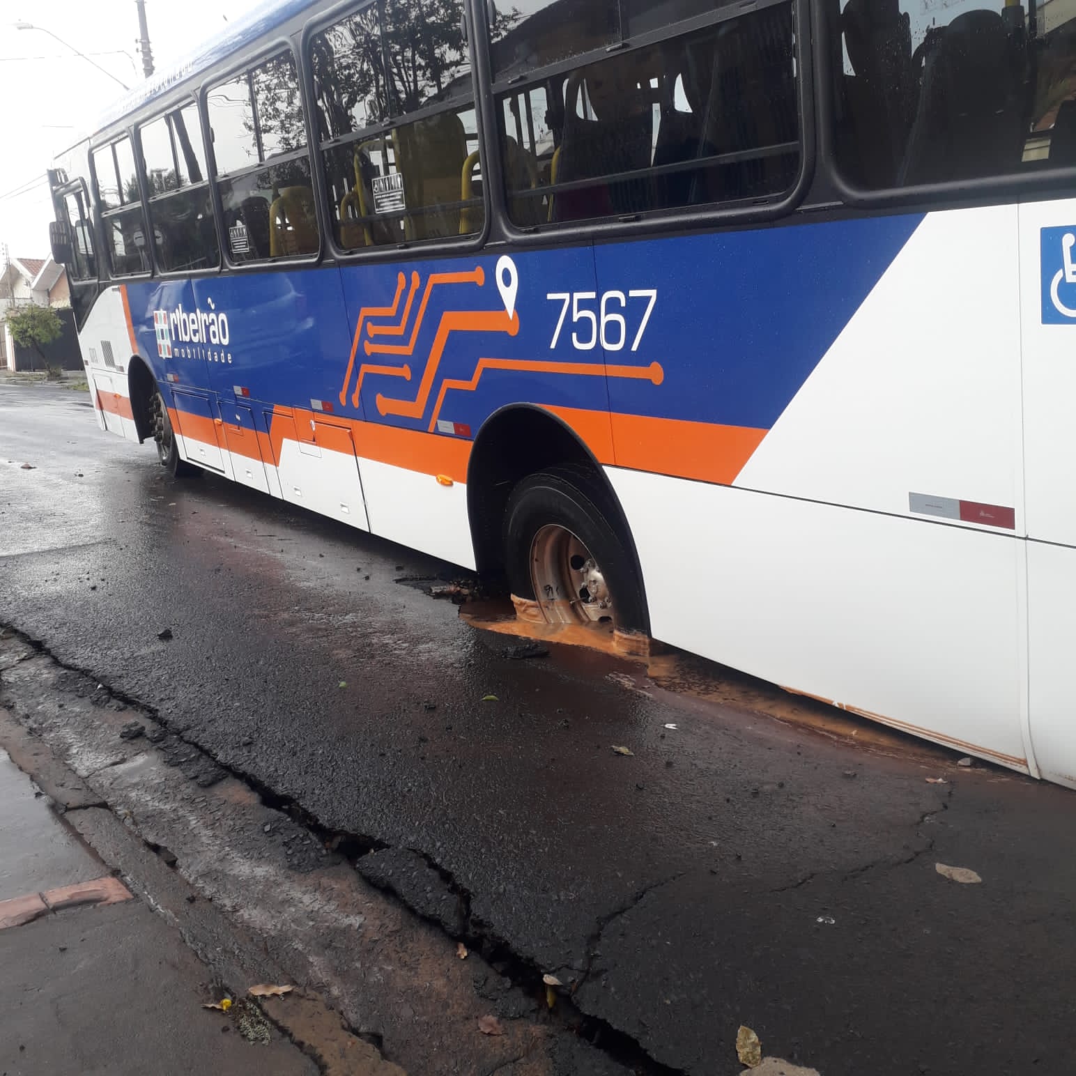 Ônibus público de Ribeirão Preto afunda em novo caso de solapamento