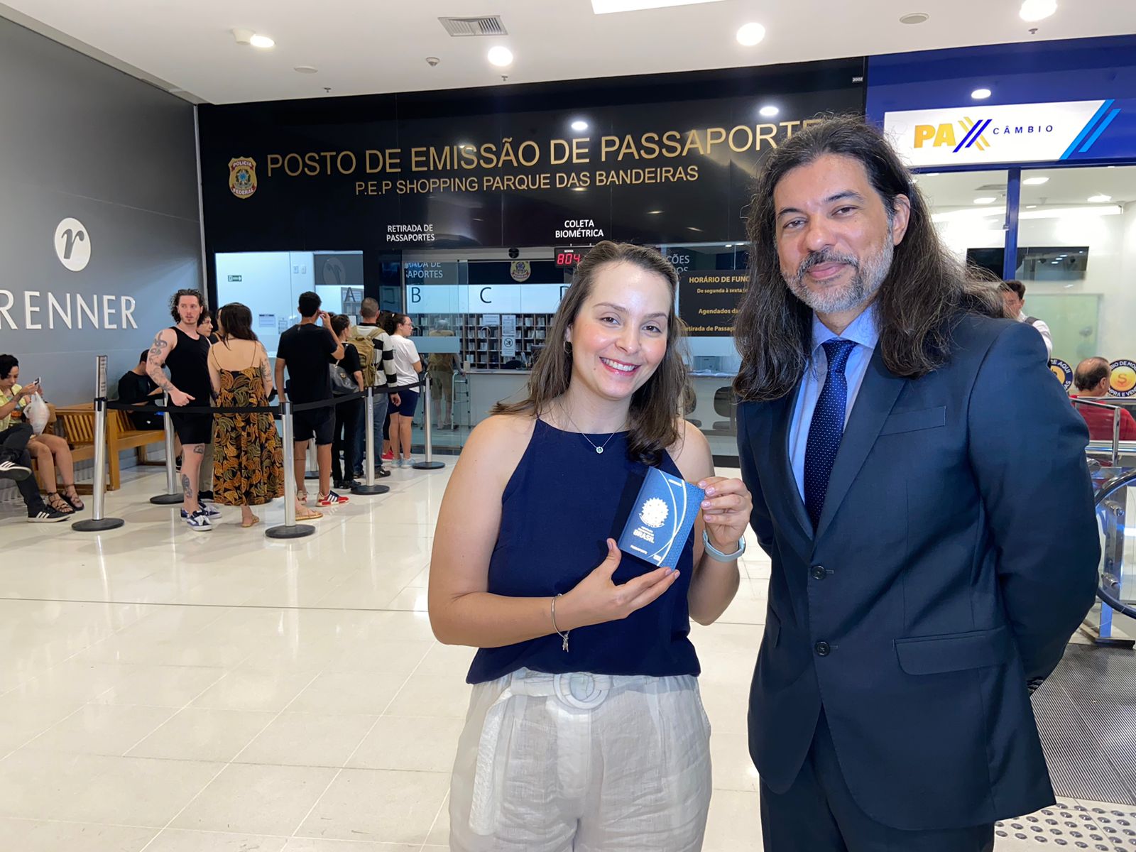 Primeiro passaporte no novo modelo é entregue em Campinas