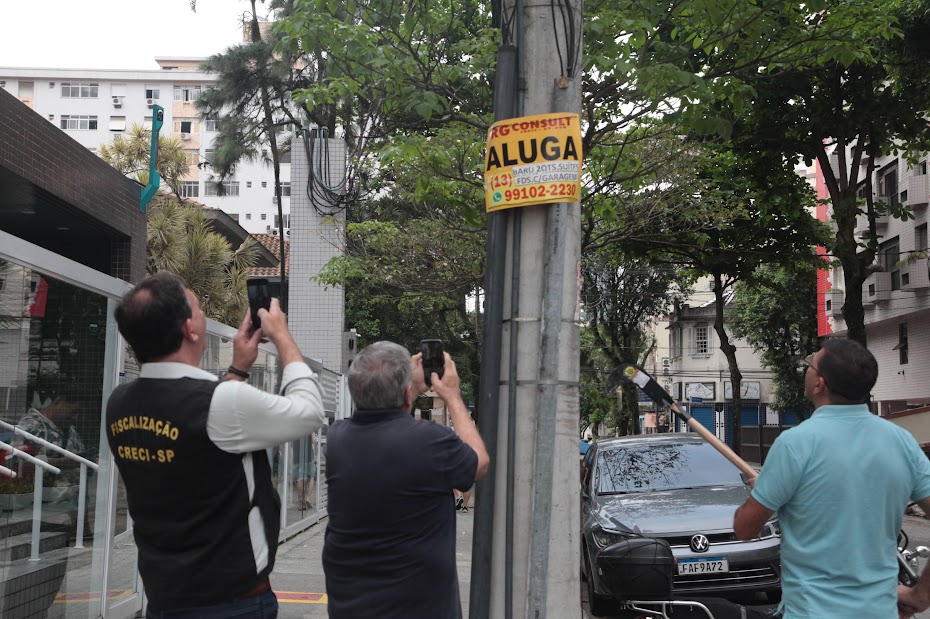 Santos realiza força-tarefa contra a publicidade irregular em postes e árvores