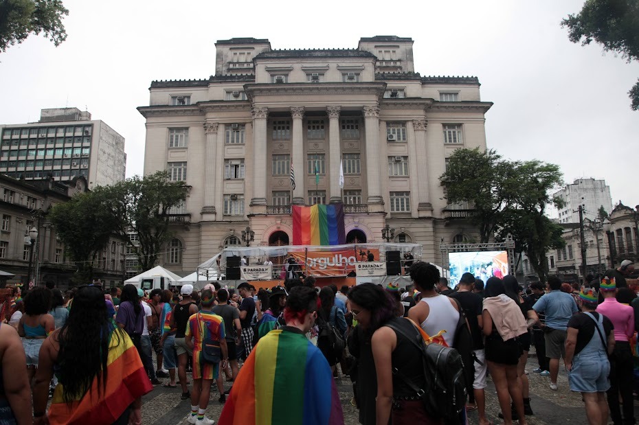 Parada LGBTQIAPN+ leva uma multidão para o Centro de Santos