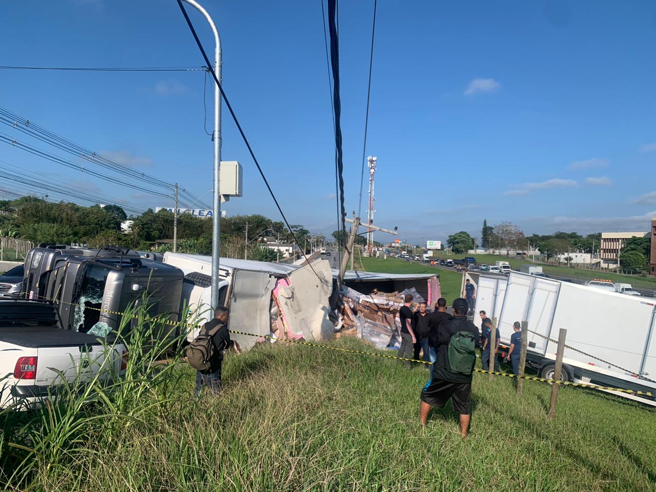 Caminhão tomba e atinge poste na Dutra em Taubaté