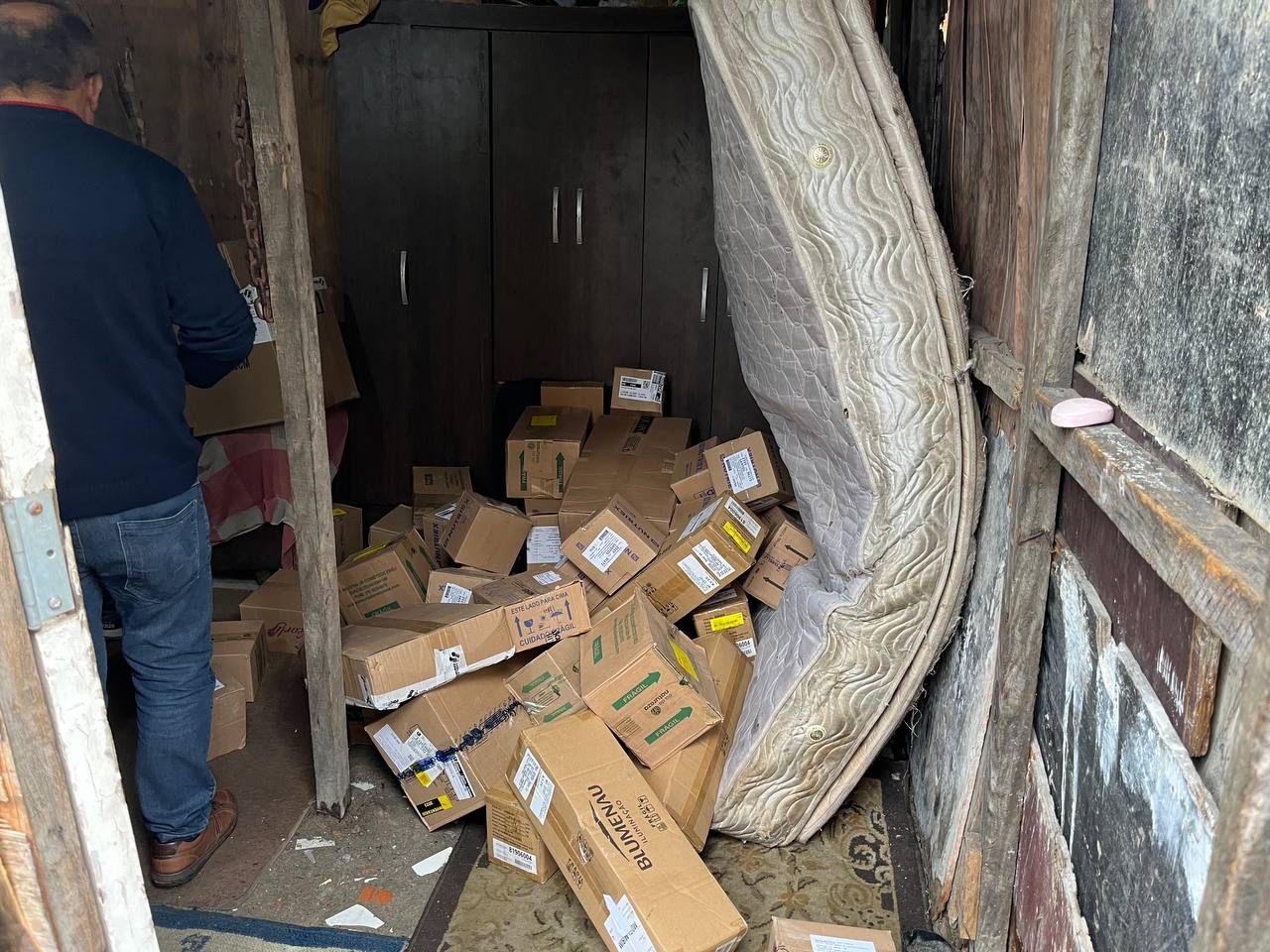 Dezenas de caixas de cosméticos roubadas no Litoral são recuperadas